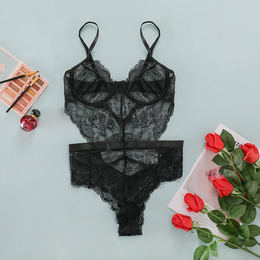 Body Madeleine preto NuAuge, vista frontal com renda floral, aro, alças reguláveis e efeito corset.