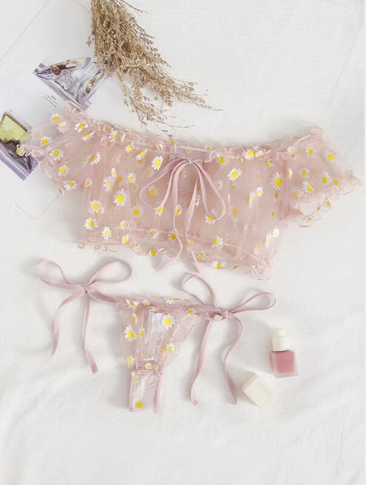 Conjunto Luiza rosa, foto de frente. Top estilo bralette sem bojo com renda floral de margaridas e calcinha fio dental com laços laterais.