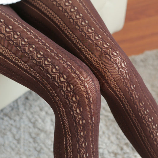 Detalhe da Meia-calça Lilia na cor Café, translúcida com padrão rendado jacquard em listras verticais.