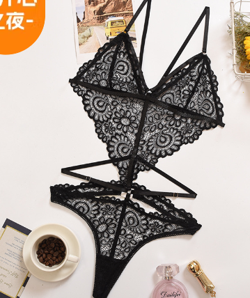 Conjunto Ornella preto, frente. Bustier e calcinha fio dental de renda premium, com tiras frontais e alças ajustáveis.