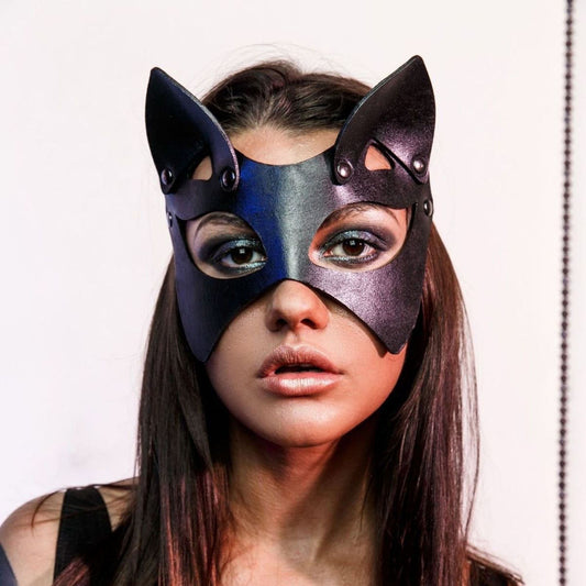 Mulher de frente com Máscara Minuit Gata preta em couro premium, meia-face, com orelhas de gato.