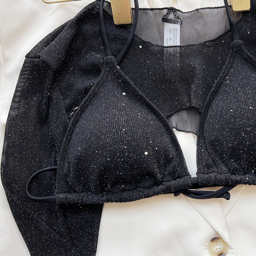 Detalhe do Conjunto Lumière preto: Cropped manga longa em mesh glitter e top triângulo de amarrar sem bojo.