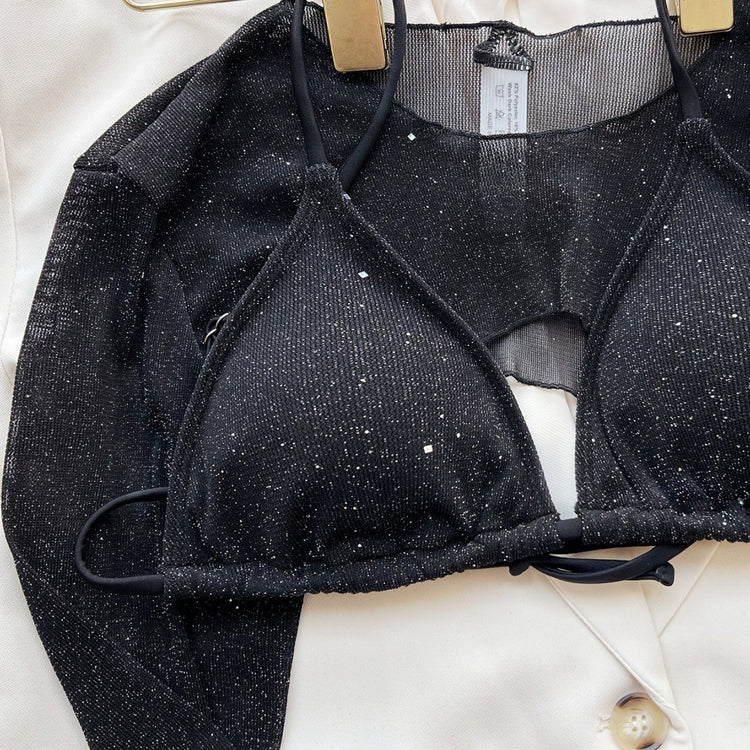 Detalhe do Conjunto Lumière preto: Cropped manga longa em mesh glitter e top triângulo de amarrar sem bojo.