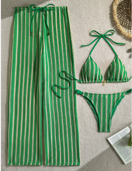 Conjunto Capri verde, 3 peças. Top halter neck sem bojo, calcinha e calça longa listrada. Vista frontal.