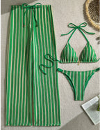 Conjunto Capri verde, 3 peças. Top halter neck sem bojo, calcinha e calça longa listrada. Vista frontal.