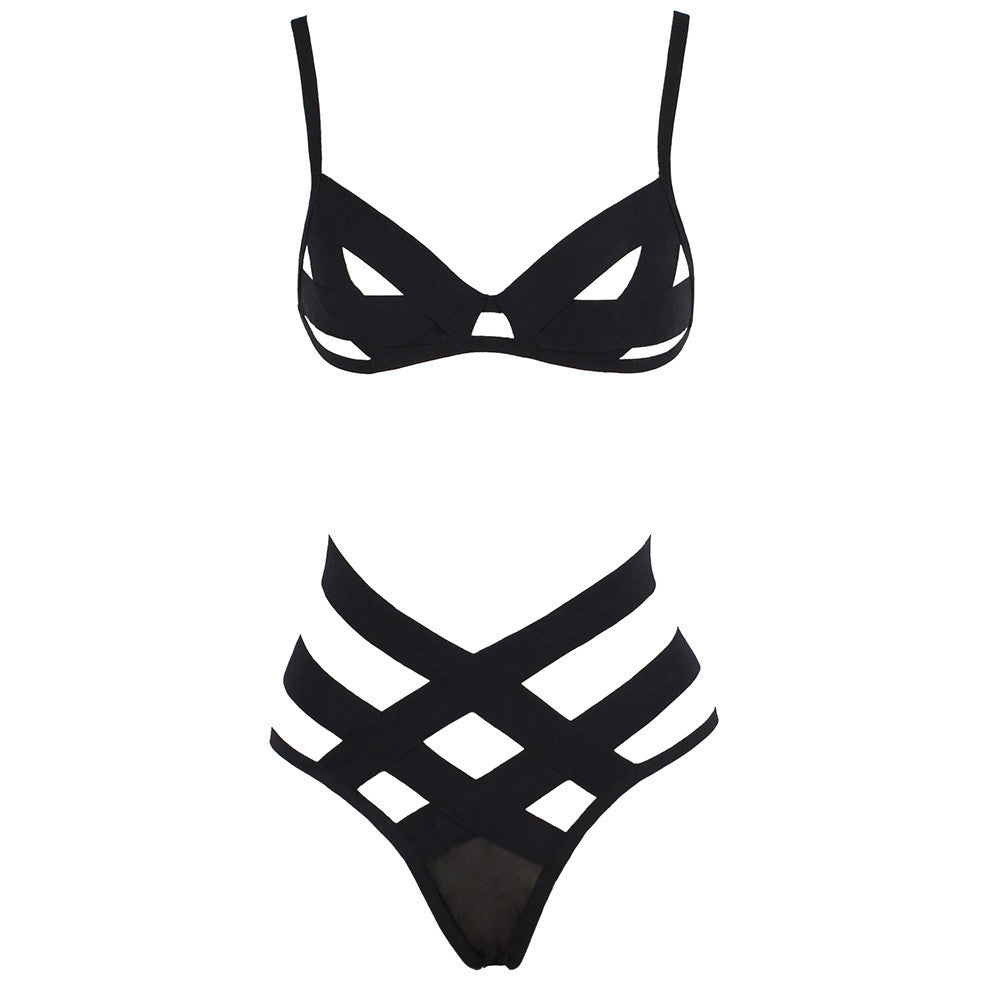 Conjunto Solange preto de frente. Sutiã sem bojo com recortes e tiras, calcinha cintura alta com fitas estruturadas.