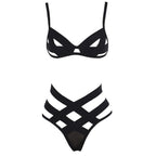 Conjunto Solange preto de frente. Sutiã sem bojo com recortes e tiras, calcinha cintura alta com fitas estruturadas.