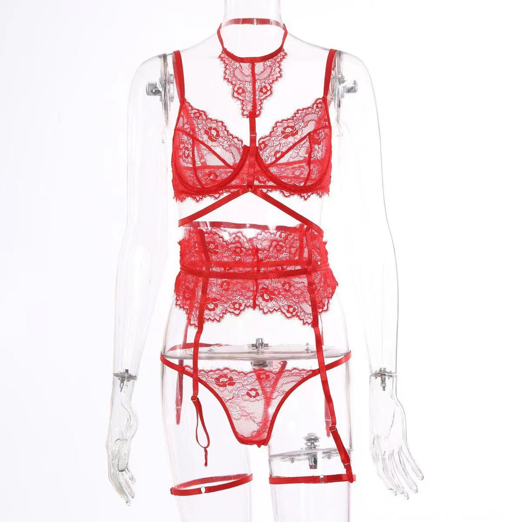 Frente do Conjunto Isolde vermelho: sutiã com aro, gargantilha integrada, renda patchwork, calcinha fio e ligas de coxa.