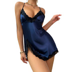 Camisola Morgana azul NuAuge de seda acetinada. Decote V profundo com renda preta, alças finas e fenda lateral.
