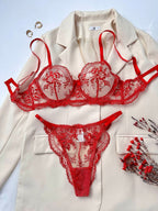 Frente do Conjunto Florinda vermelho: sutiã meia-taça com aro, tule transparente e bordado floral; calcinha fio.