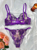 Vista de costas: Conjunto Florinda roxo. Sutiã meia-taça com aro, tule transparente e bordado floral. Calcinha fio dental.