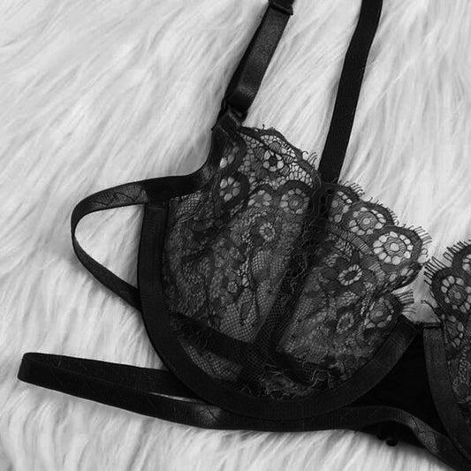 Detalhe: sutiã Julia preto, renda transparente premium e aro. Design elegante para lingerie NuAuge.