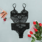 Body Madeleine preto NuAuge, vista frontal com renda floral, aro, alças reguláveis e efeito corset.