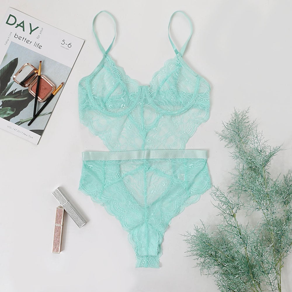Body Madeleine NuAuge azul claro de frente, renda floral delicada, aro e alças finas. Efeito corset, sensualidade atemporal.