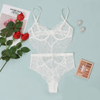 Conjunto NuAuge branco, linha Body Madeleine: renda floral, bralette aro, alças reguláveis e calcinha fio.