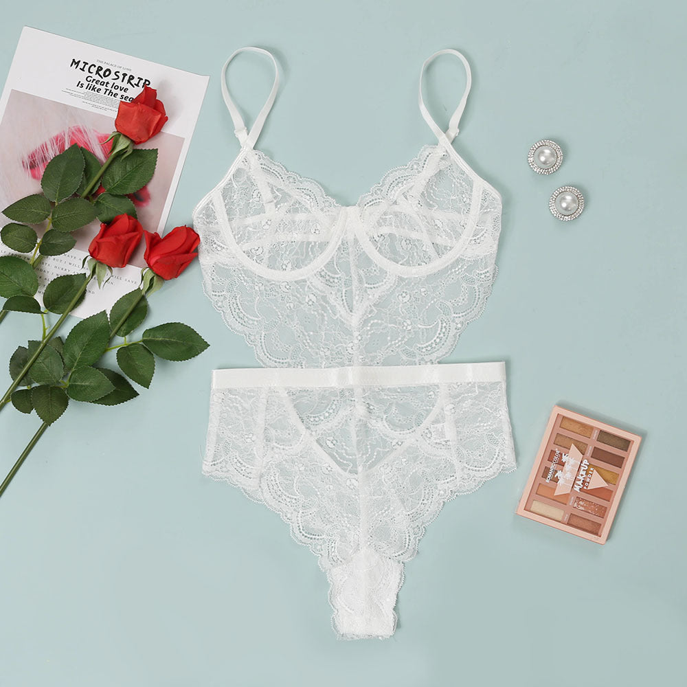 Conjunto NuAuge branco, linha Body Madeleine: renda floral, bralette aro, alças reguláveis e calcinha fio.