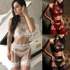 Conjunto Camille branco, vista frontal. Bralette de renda gola alta sem bojo, com calcinha e cinta-liga.