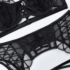 Detalhe do Conjunto Valentina preto. Sutiã com aro, renda e tule transparente com recortes. Cinta-liga com detalhes de tiras.