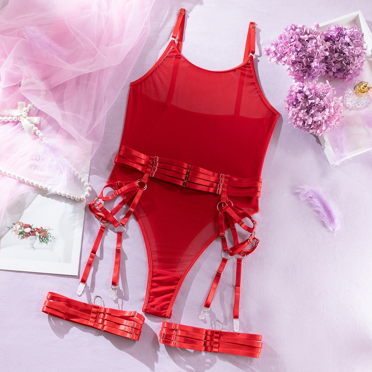 Body Valentina vermelho com mesh transparente, alças e ligas ajustáveis, cinta-liga integrada.