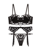 Conjunto Azzurra preto frente: sutiã push-up com aro e renda transparente de tule, calcinha fio e cinta-liga.