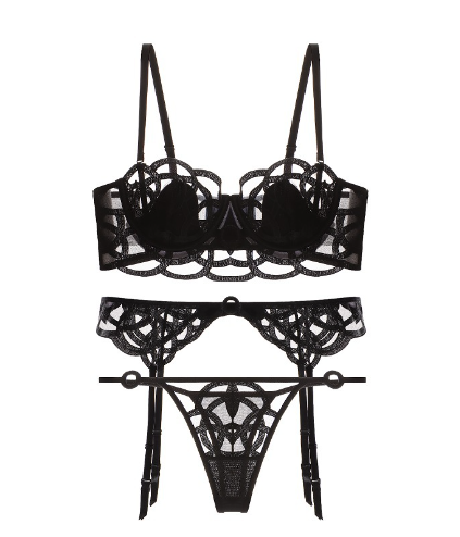 Conjunto Azzurra preto frente: sutiã push-up com aro e renda transparente de tule, calcinha fio e cinta-liga.
