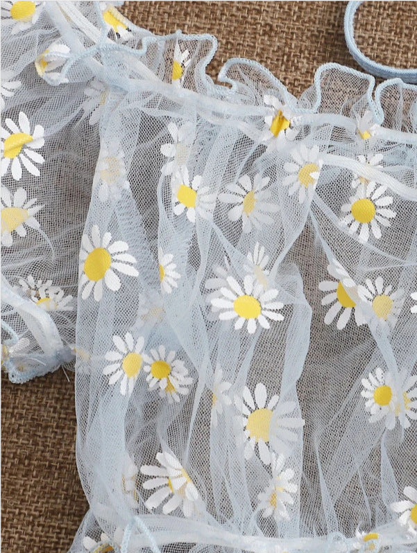 Detalhe do Conjunto Luiza Azul. Renda floral exclusiva com margaridas bordadas e babados delicados.