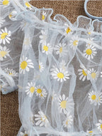 Detalhe do Conjunto Luiza Azul. Renda floral exclusiva com margaridas bordadas e babados delicados.