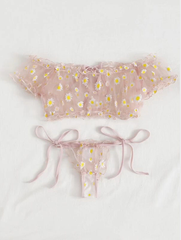 Conjunto Luiza rosa. Top ombro a ombro sem bojo e calcinha de amarrar, ambos em renda floral com margaridas. Vista frontal.