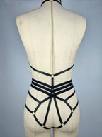 Body Camila preto, vista costas. Lingerie com alças ajustáveis, design cage, corrente dourada e anéis.