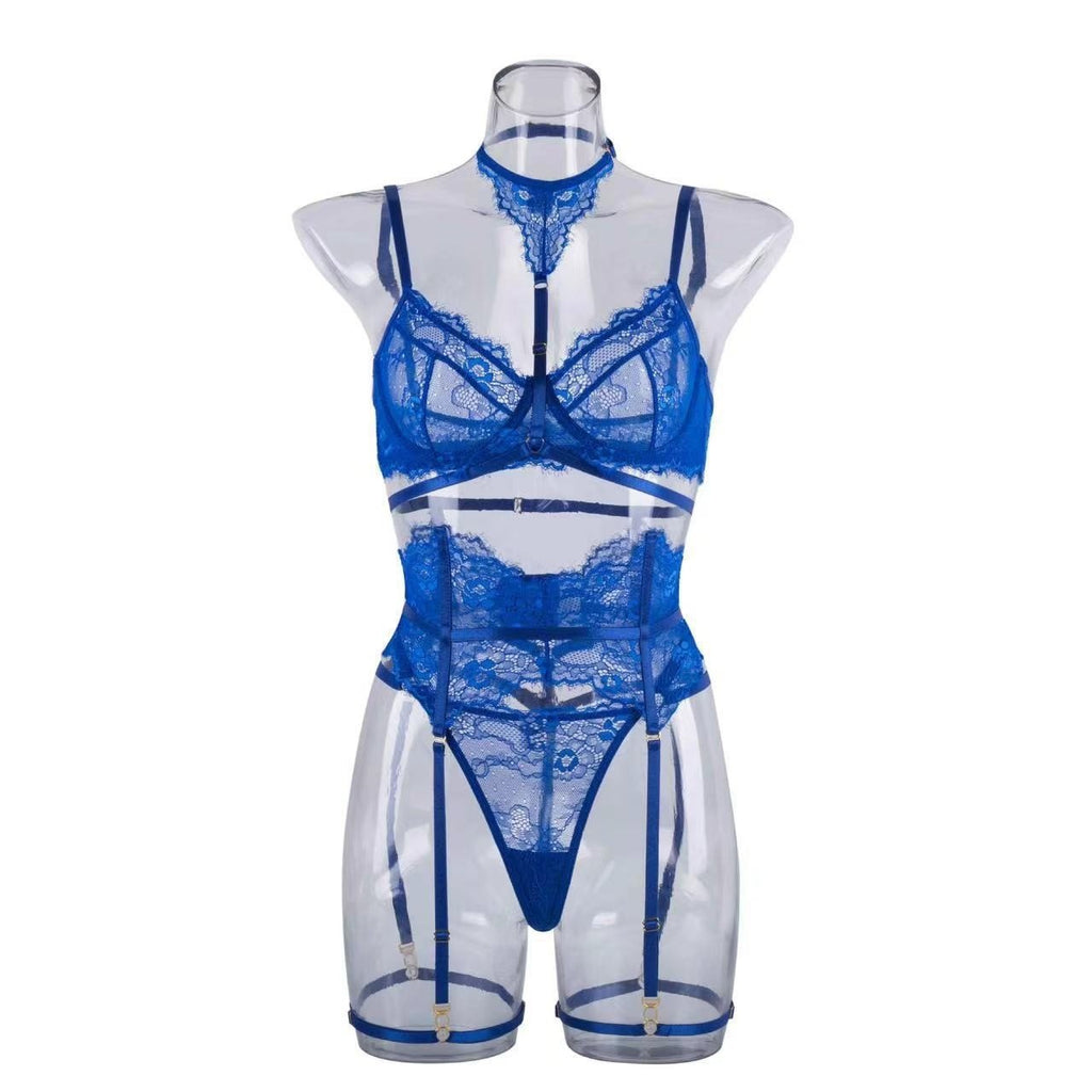 Conjunto Isolde azul, vista frontal. Sutiã de renda patchwork sem bojo com aro e gargantilha, calcinha fio e ligas.