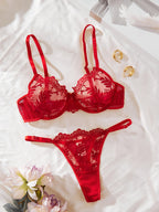 Conjunto Celeste Vermelho, frente. Sutiã com bojo push-up, aro, renda e mesh. Calcinha fio dental em renda.