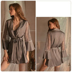 Camisola Delfina cinza (frente/costas): Robe cetim acetinado com mangas flare de renda floral, piping branco e cinto na cintura.