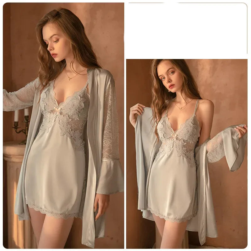 Camisola Delfina cinza, conjunto frente: slip dress cetim com renda floral no busto, decote V com laço, alças finas, barra em renda. Robe manga flare.