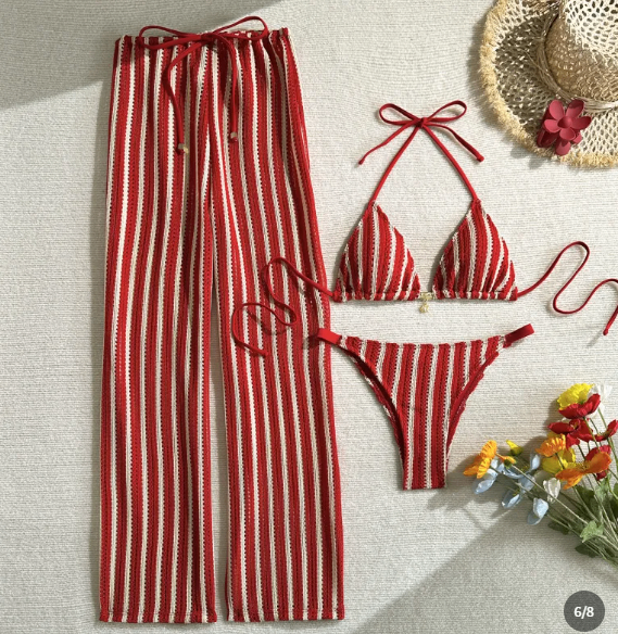 Vista superior do Conjunto Capri vermelho de 3 peças com listras brancas. Top halter neck triângulo, calcinha e calça.