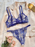 Conjunto Florinda azul, frente. Sutiã meia-taça com aro, tule transparente bordado floral, acabamento festonado e calcinha.