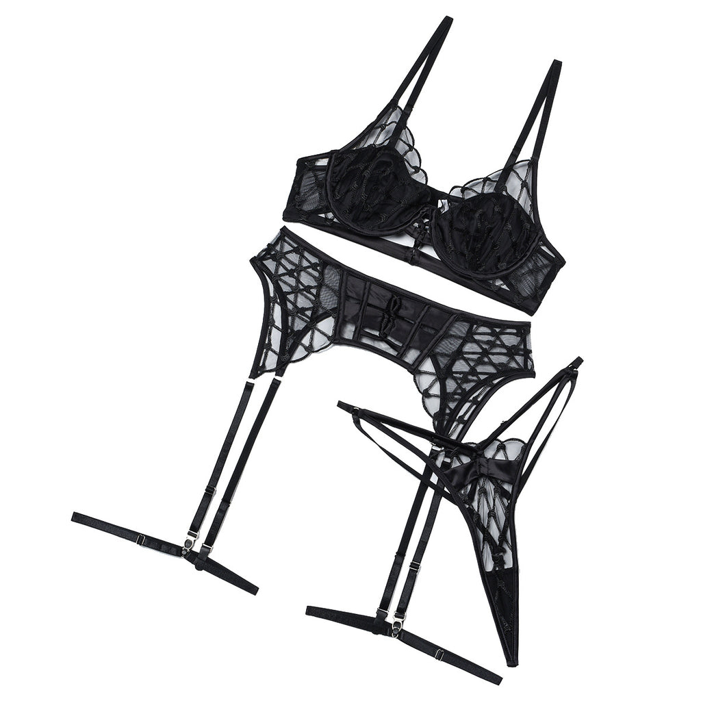 Frente: Conjunto Valentina preto NuAuge. Sutiã com bojo, aro, renda e tule; calcinha fio dental e cinta-liga em renda e tule.