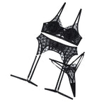 Frente: Conjunto Valentina preto NuAuge. Sutiã com bojo, aro, renda e tule; calcinha fio dental e cinta-liga em renda e tule.