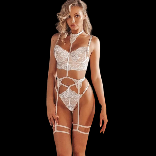 Frente: Conjunto Juliette branco. Sutiã full cup sem aro de renda, calcinha e ligas estilo harness com choker.