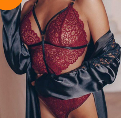 NuAuge Conjunto Ornella Vinho, bustier frontal de renda premium com alças e detalhes de harness. Sensual e estruturado.