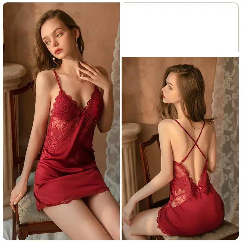 Camisola Delfina vermelha com slip dress curto, renda floral no busto e costas, alças finas e decote V.