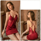 Camisola Delfina vermelha com slip dress curto, renda floral no busto e costas, alças finas e decote V.