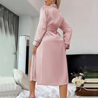 Robe Odette quimono rosa em ice silk, vista de costas, com mangas longas, cinto e acabamento preto.