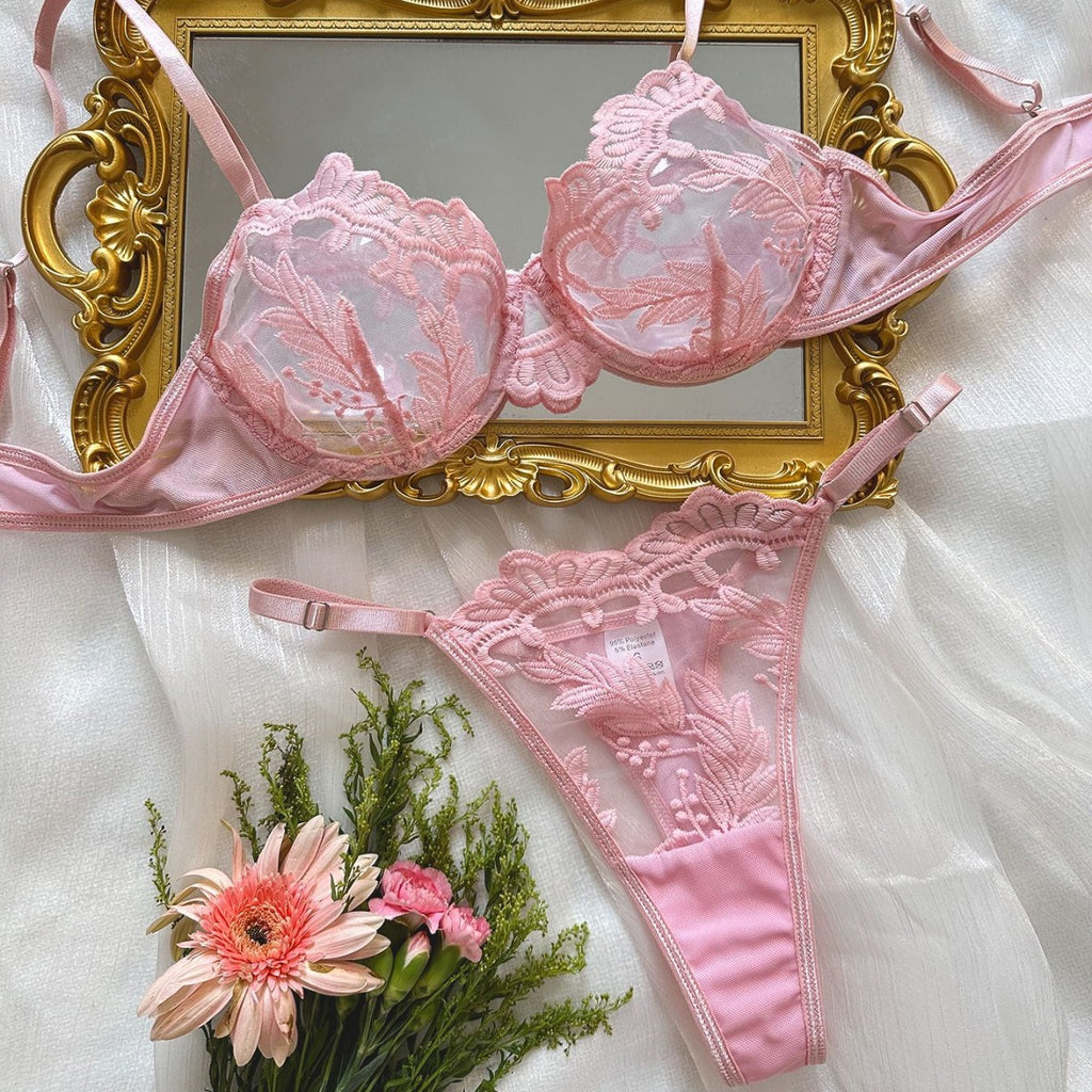 Conjunto Celeste rosa, vista frontal. Sutiã push-up com bojo, aro, renda e mesh bordada. Calcinha fio dental com renda.