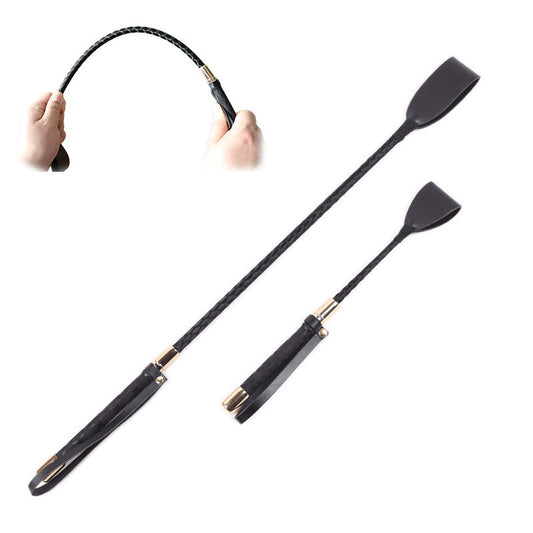 Chicote Fouet NuAuge preto em couro PU trançado com detalhes metálicos dourados, exibido em dois tamanhos diferentes.