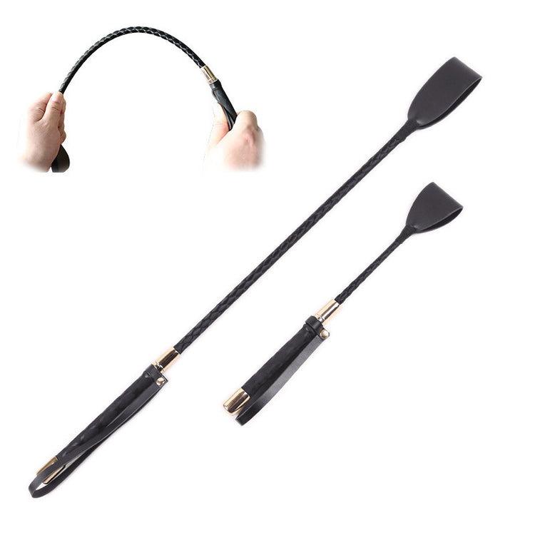 Chicote Fouet NuAuge preto em couro PU trançado com detalhes metálicos dourados, exibido em dois tamanhos diferentes.
