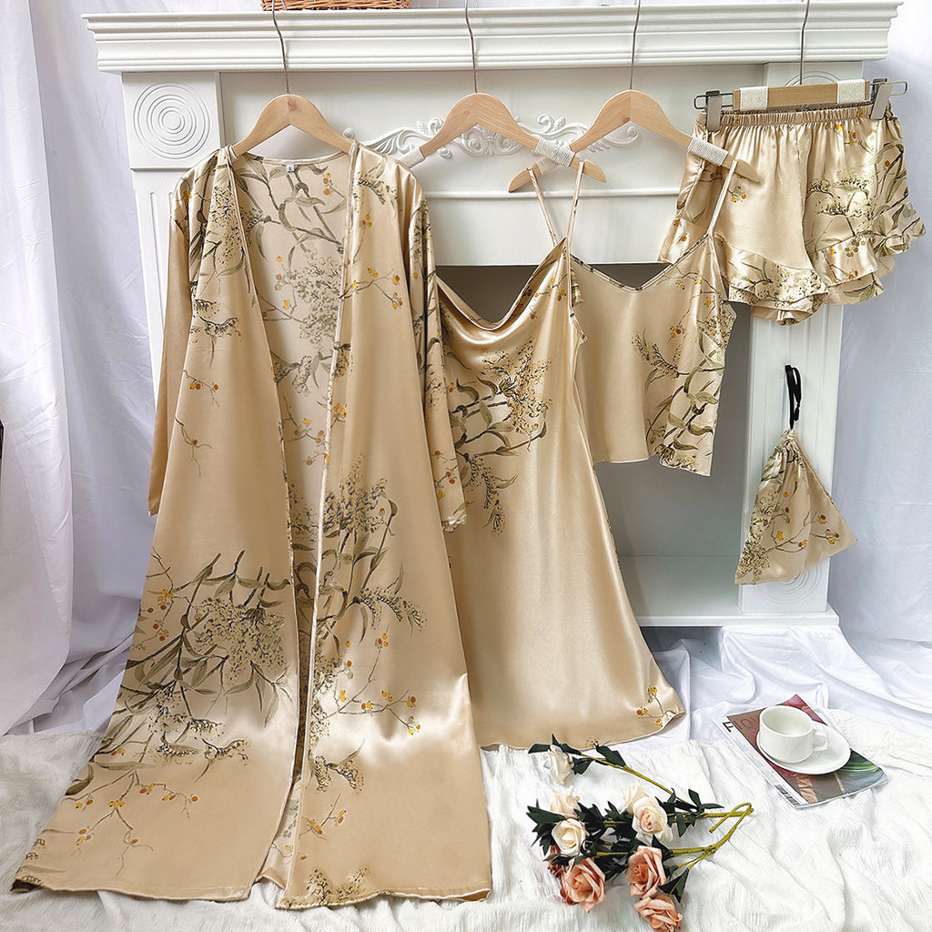 Kit Robe Isadora NuAuge champanhe Ice Silk, estampa floral. Robe fluido, slip dress, top alça com renda, shorts babados. Vista frontal.