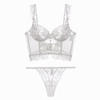 Conjunto Cosette Branco, frente. Sutiã longline underwire com renda floral bordada e tule poá. Calcinha fio dental.