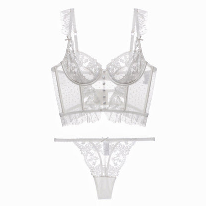 Conjunto Cosette Branco, frente. Sutiã longline underwire com renda floral bordada e tule poá. Calcinha fio dental.