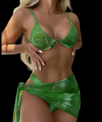 Conjunto Marbella verde NuAuge. Biquíni frente com top bojo estruturado, aro e estampa floral translúcida + saída de praia.