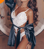 Frente: Conjunto Ornella NuAuge branco, bustier rendado premium com alças finas e decote em V estruturando o busto.